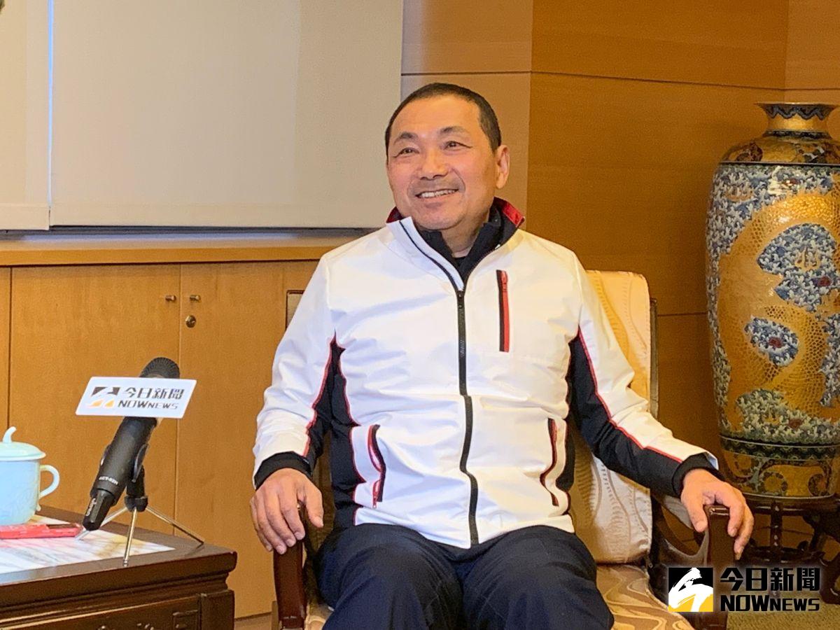 ▲侯友宜接受《NOWnews》專訪時表示，政府應該把病毒阻絕於境外，再加上境內管控得宜，台灣絕對可以確保安全。(圖/記者康子仁攝)