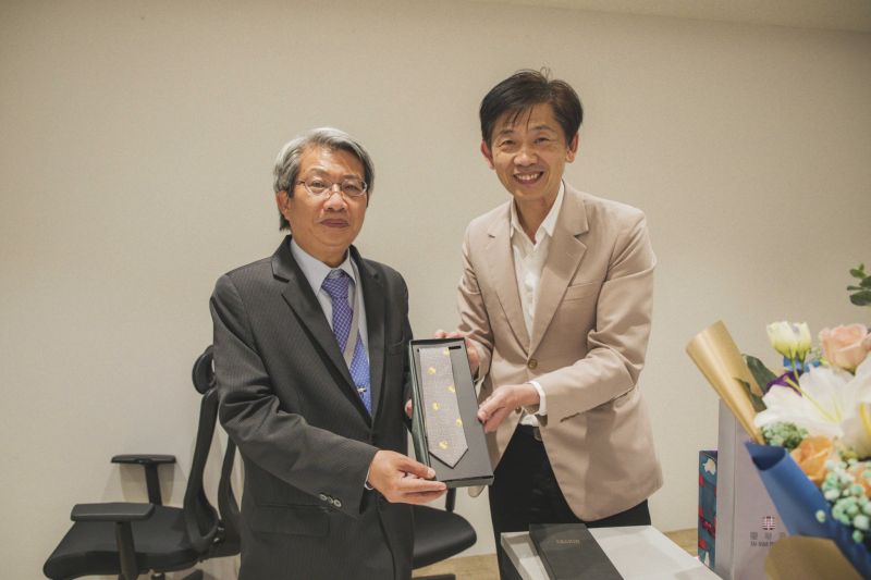 ▲文化局長葉澤山特別送上台南文創商品「蘭采織紋領帶」予南美館館長潘襎,感佩其任內辛勞(圖/記者林怡孜攝,2020,12,31)