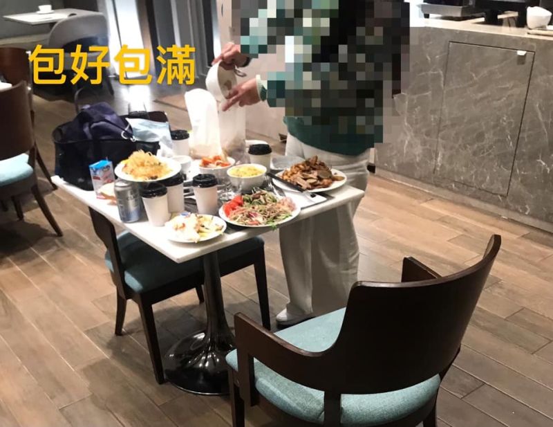 ▲網友分享自己看到一位阿姨暴風狂打包飯店的buffet。（圖／翻攝爆料公社公開版）