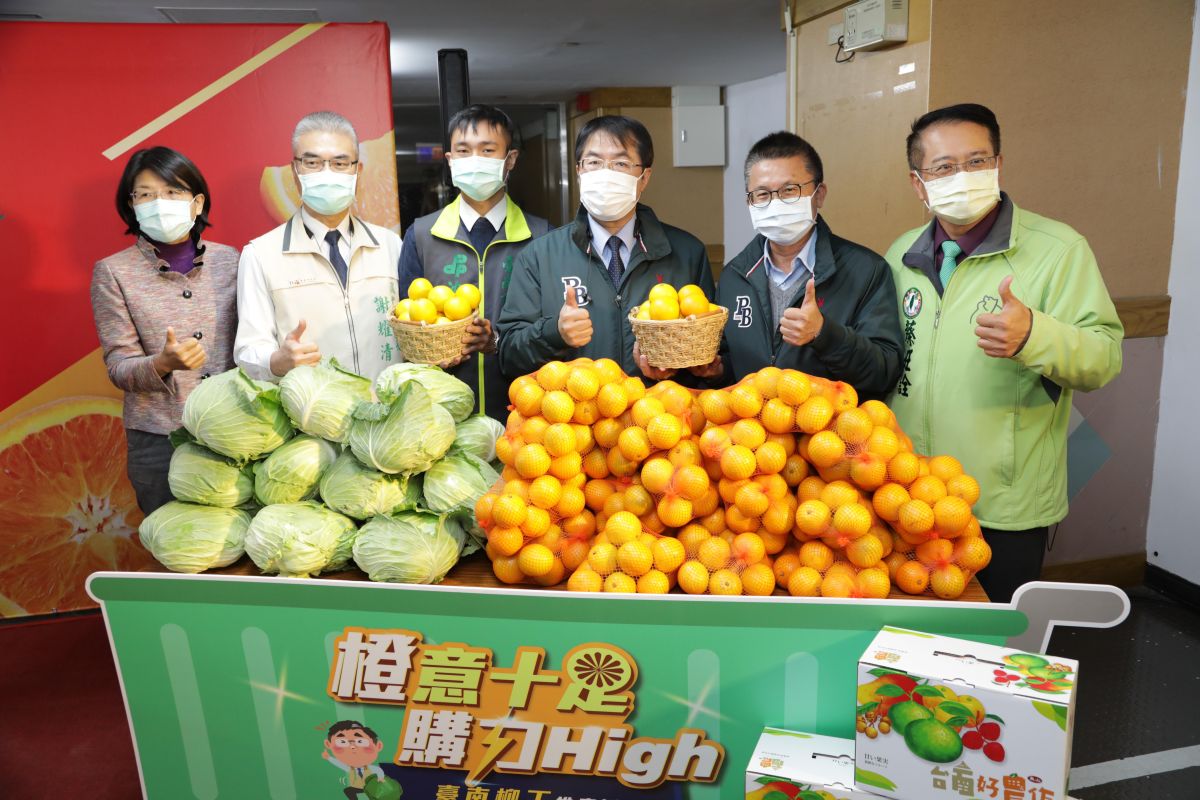 ▲黃偉哲(中)與農糧署副署長姚志旺(右二)、台南農業局長謝耀清(左二)一同推廣台南柳丁（圖／記者林怡孜攝，2020,12,231）