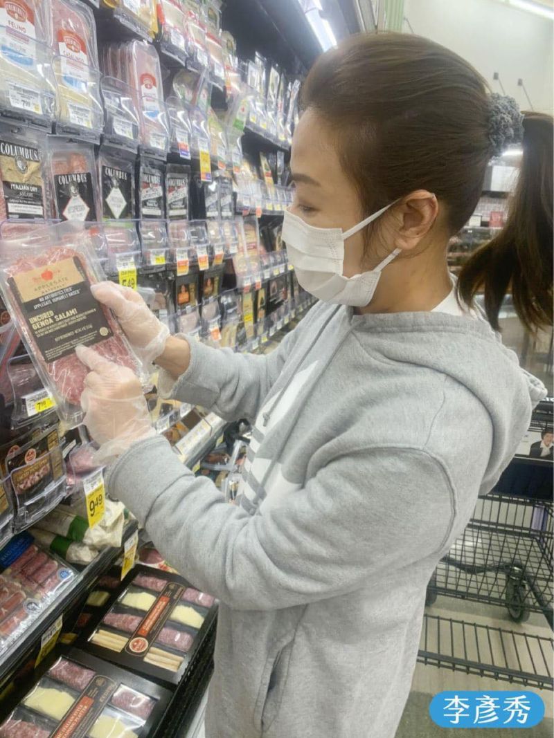 ▲到美國陪伴女兒卻被民進黨立委問吃不吃美豬,李彥秀貼出購物照,強調她在美國當然吃美豬,而且美國做好清楚標示,讓她可以選擇無萊肉品。 (圖/翻攝李彥秀臉書)