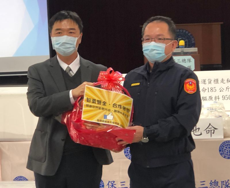 ▲橋頭地方檢察署檢察長洪信旭(左)致送禮品給保安警察第3總隊第2大隊,由大隊長許志雄(右)代表接受。(圖/記者黃守作攝,2020.12.31)