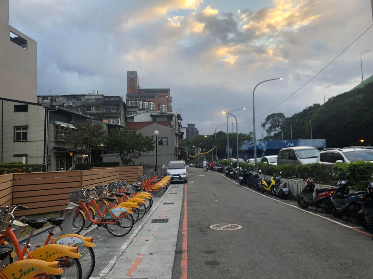 ▲近日，一名台灣高中生隨手在早晨上學途中拍下的「市景晨光照」在外國社群中引起熱烈討論(圖|吳悠提供)