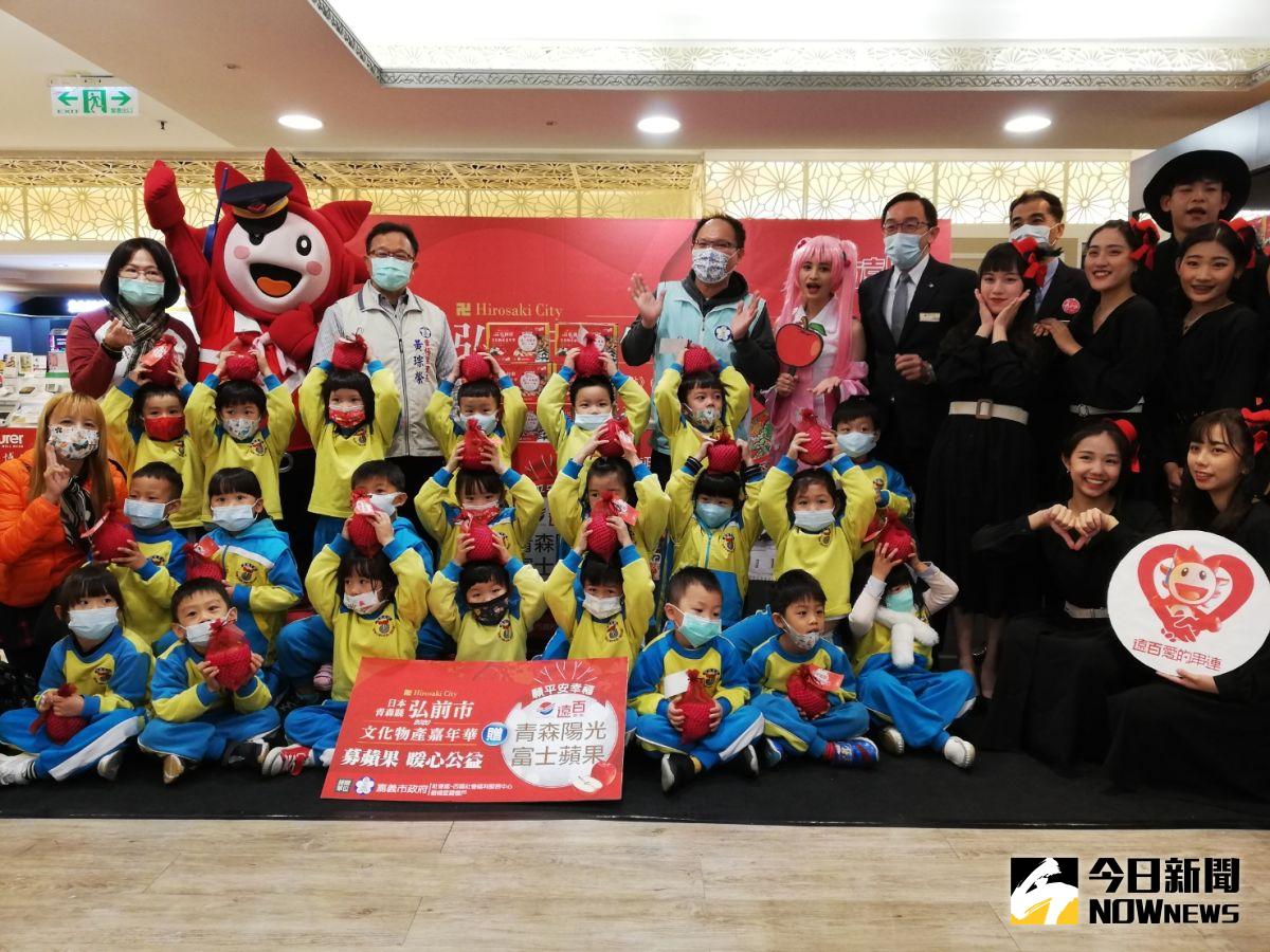 ▲「日本青森縣弘前市文化物產嘉年華」登場，100盒弘前市蘋果做公益。（圖/記者邱嘉琪攝，2020.12.31）