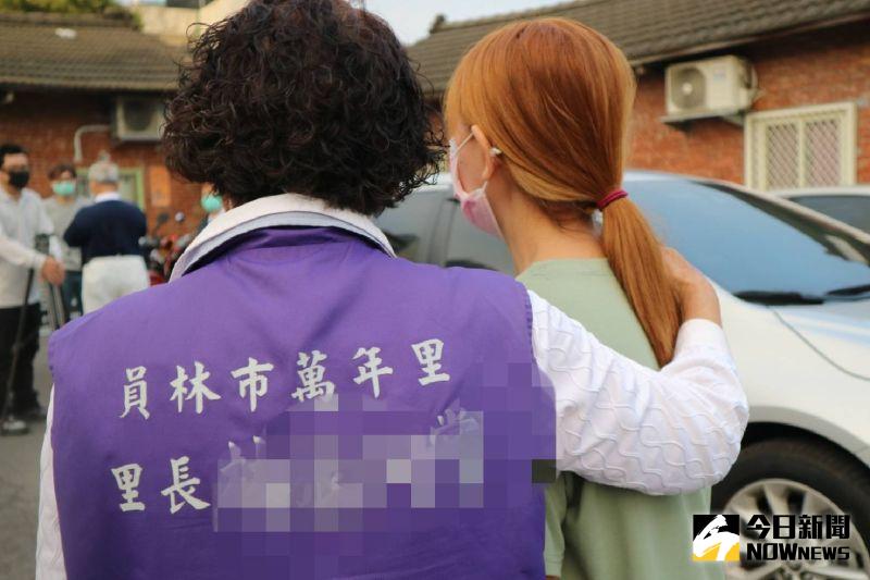 ▲里長林張阿賞輕輕地摟著小璇,將溫度分享給小璇,鼓勵著小璇邁向新的家。(圖/記者陳雅芳攝,2020.12.