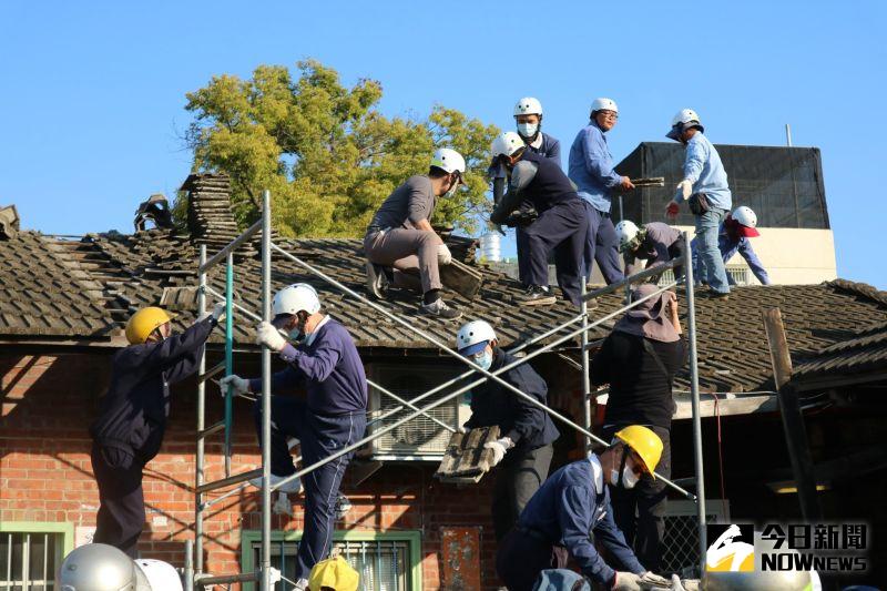 ▲近50位慈濟志工不畏低溫寒冷,與慈濟營建處進行屋瓦淘汰換新的工程。(圖/記者陳雅芳攝,2020.12.