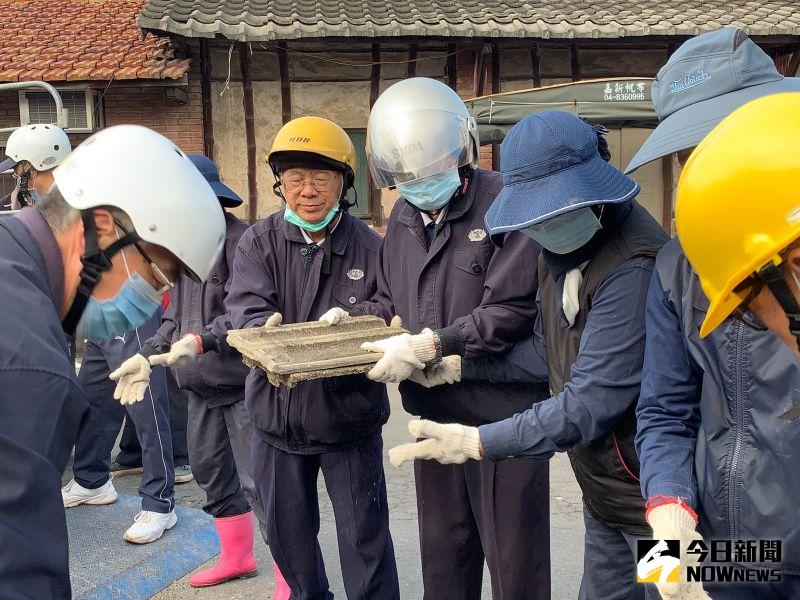 ▲慈濟志工以接龍方式將屋瓦搬運上屋頂和專業師傅一起鋪屋瓦。(圖/記者陳雅芳攝,2020.12.