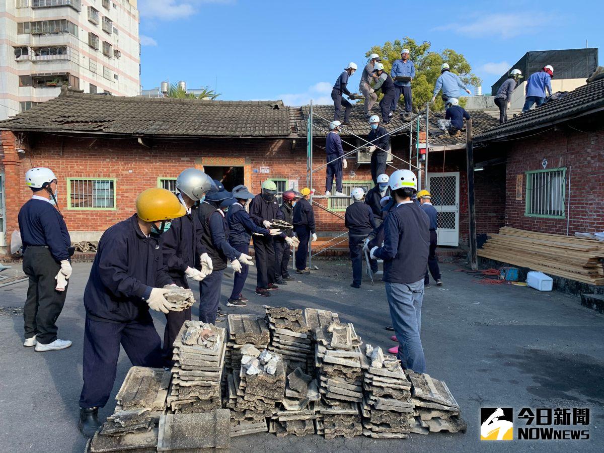 ▲慈濟志工以接龍方式將屋瓦搬運上屋頂和專業師傅一起鋪屋瓦，為貧困新住民家庭整修屋頂，讓他們有一個安穩的居住環境。（圖／記者陳雅芳攝，2020.12. 31）