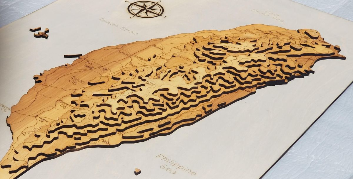▲近期，一張立體等高線木質台灣地圖被網友瘋傳大讚其細緻的刻畫功力。（圖／取自@u/kumarakk/Reddit)