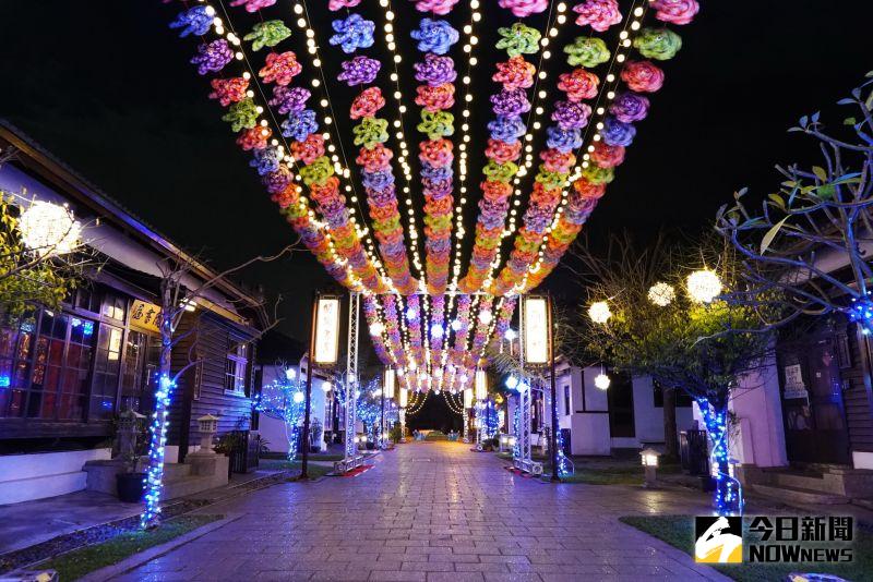 ▲鹿港鎮公所陸續加上夜間的佈燈裝置,使桂花巷藝術村在白天與夜晚展現不同的姿態,尤其在夜間增加了許多遊覽的人群。(圖/記者陳雅芳攝,2020.12.