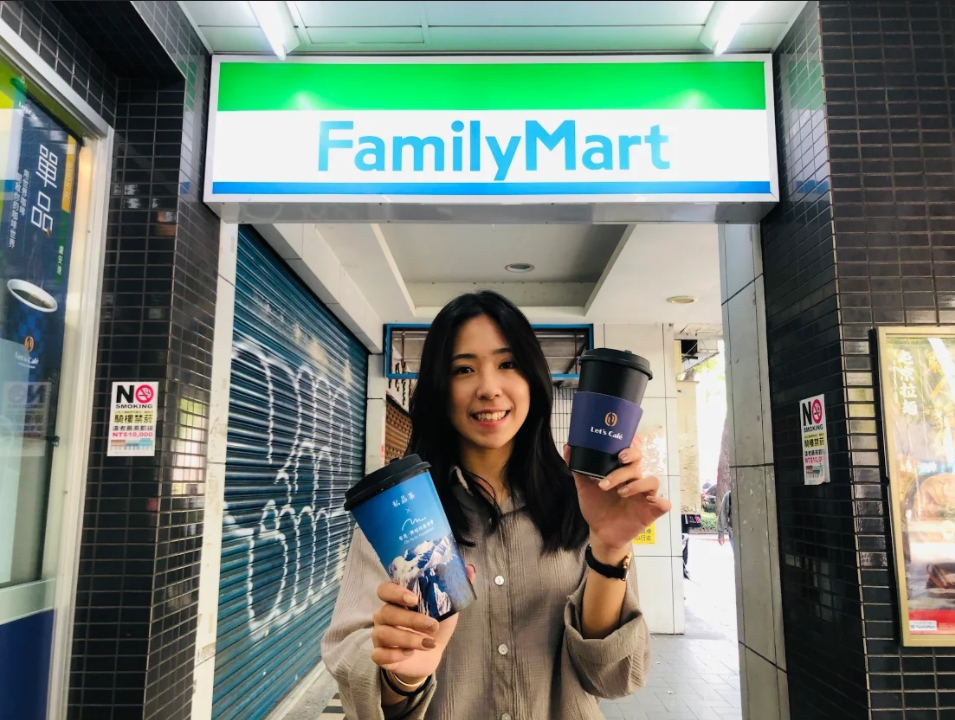 ▲超商業者搶宅跨年商機，祭出咖啡餅乾優惠，元月一日滿額送發財水。(圖／全家提供)