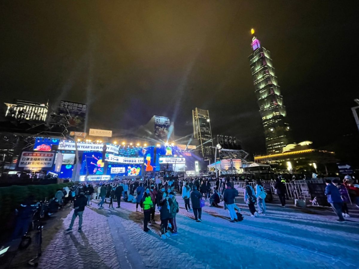 ▲台北市照常舉辦跨年晚會，現場人潮畫面曝光。（圖／NOWnews影像中心攝影）
