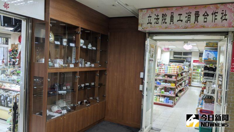 ▲立法院在合作社外設置紀念品展示櫃,參訪民眾可以自由選購。(圖/記者鄭宏斌攝)