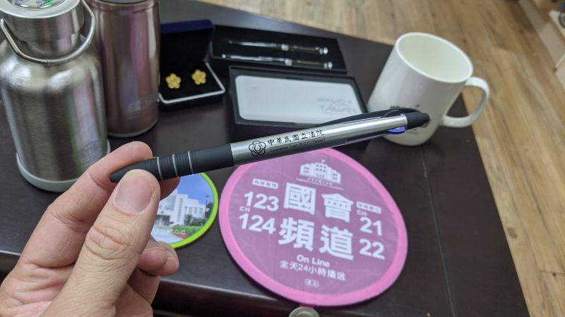 ▲賣得最暢銷的立法院紀念品，是這枝20元的觸控筆。（圖／記者鄭宏斌攝）