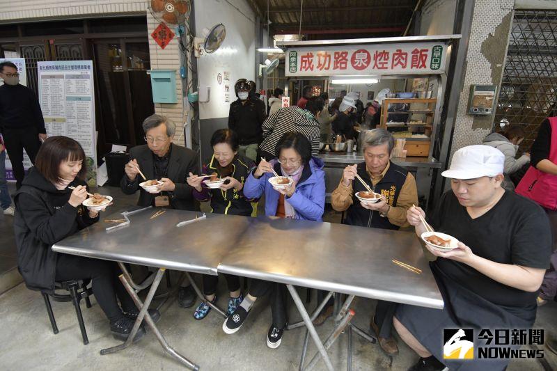 ▲彰化縣長王惠美、衛生局長葉彥伯等人,在彰化市知名的阿泉爌肉飯大啖爌肉飯,捍衛彰化縣食品安全管理自治條例。(圖/記者陳雅芳攝,2020.12.