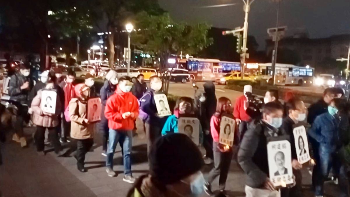 ▲民間反瘦肉精聯盟一百多人31日晚間從總統府前景福門，一路徒步遊行到立法院繞行三圈，再回凱道夜宿抗議。（圖／記者陳弘志攝，2020.12.31）