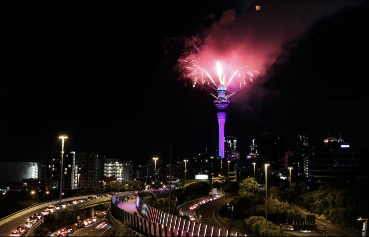 ▲紐西蘭奧克蘭天空塔煙火齊發，璀璨耀眼。（圖／美聯社／達志影像）