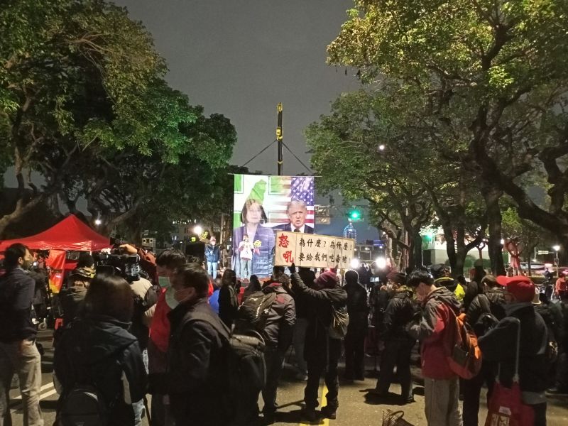 ▲民間反瘦肉精聯盟一百多人31日晚間從總統府前景福門,一路徒步遊行到立法院繞行三圈,再回凱道夜宿抗議。(圖/記者陳弘志攝,2020.12.31)