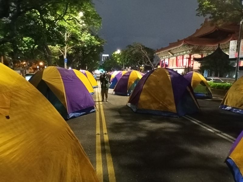 ▲民間反瘦肉精聯盟一百多人31日晚間從總統府前景福門,一路徒步遊行到立法院繞行三圈,再回凱道夜宿抗議。(圖/記者陳弘志攝,2020.12.31)