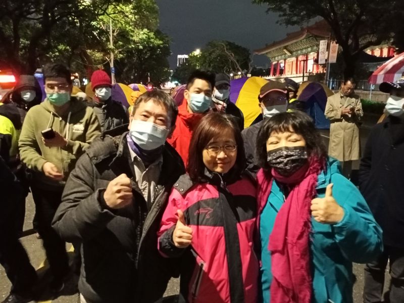 ▲民間反瘦肉精聯盟一百多人31日晚間從總統府前景福門,一路徒步遊行到立法院繞行三圈,再回凱道夜宿抗議,十多名國民黨立委也到場聲援。(圖/記者陳弘志攝,2020.12.31)