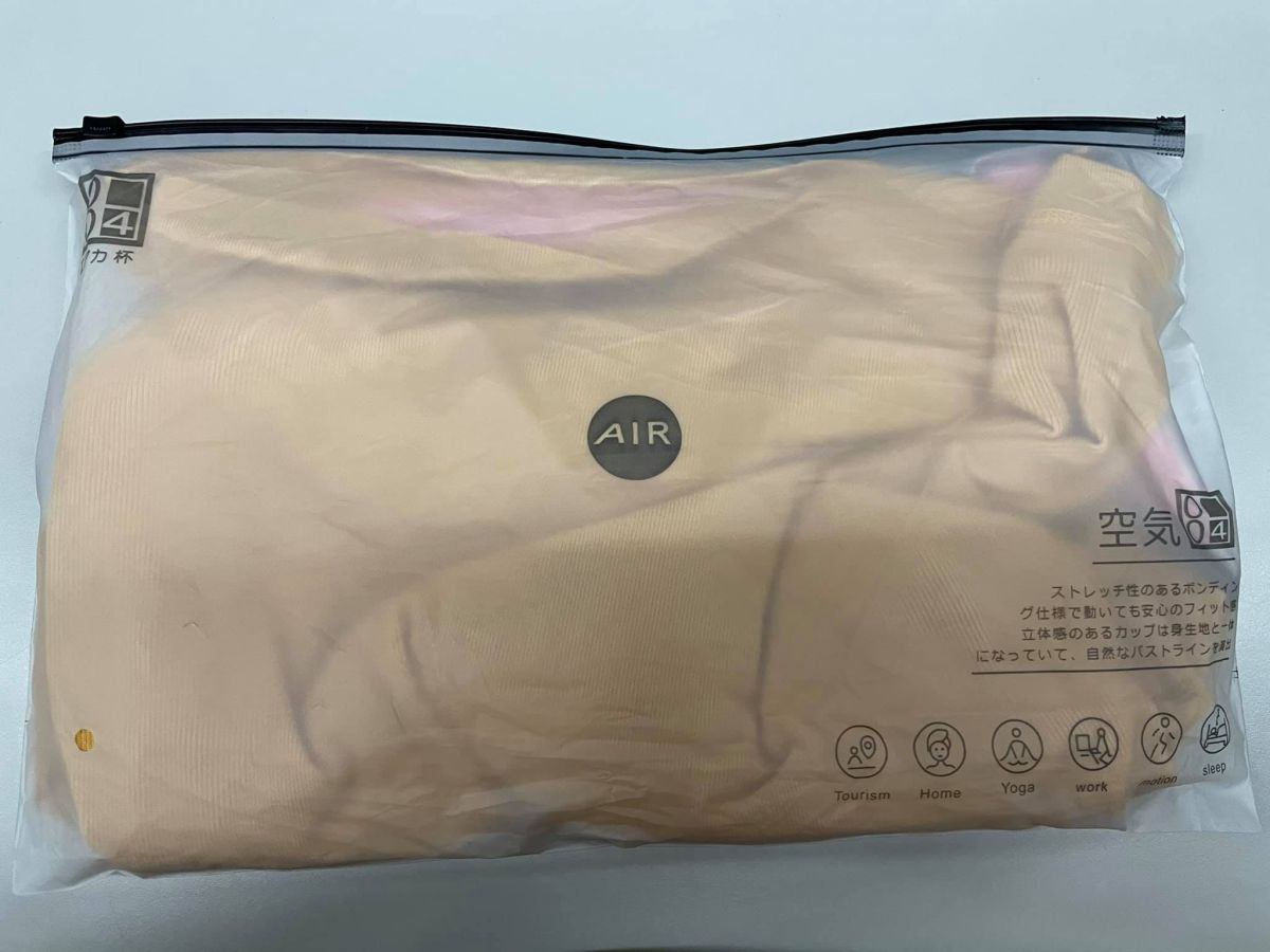 ▲有女網友在臉書上分享自己購買的衣服，卻發現包裝上有1張貼紙。（圖／翻攝《爆廢公社二館》）