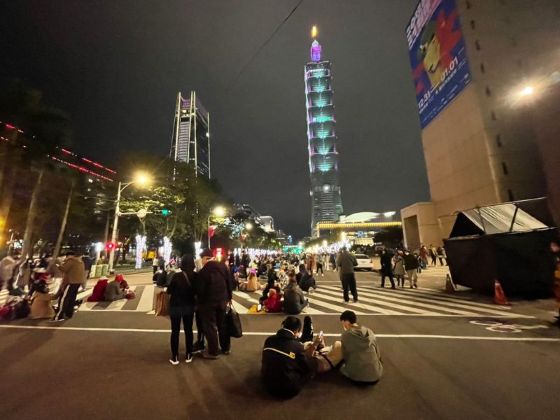 ▲北市府周邊及101大樓附近人潮現況。(圖/NOWnews影像中心攝影)
