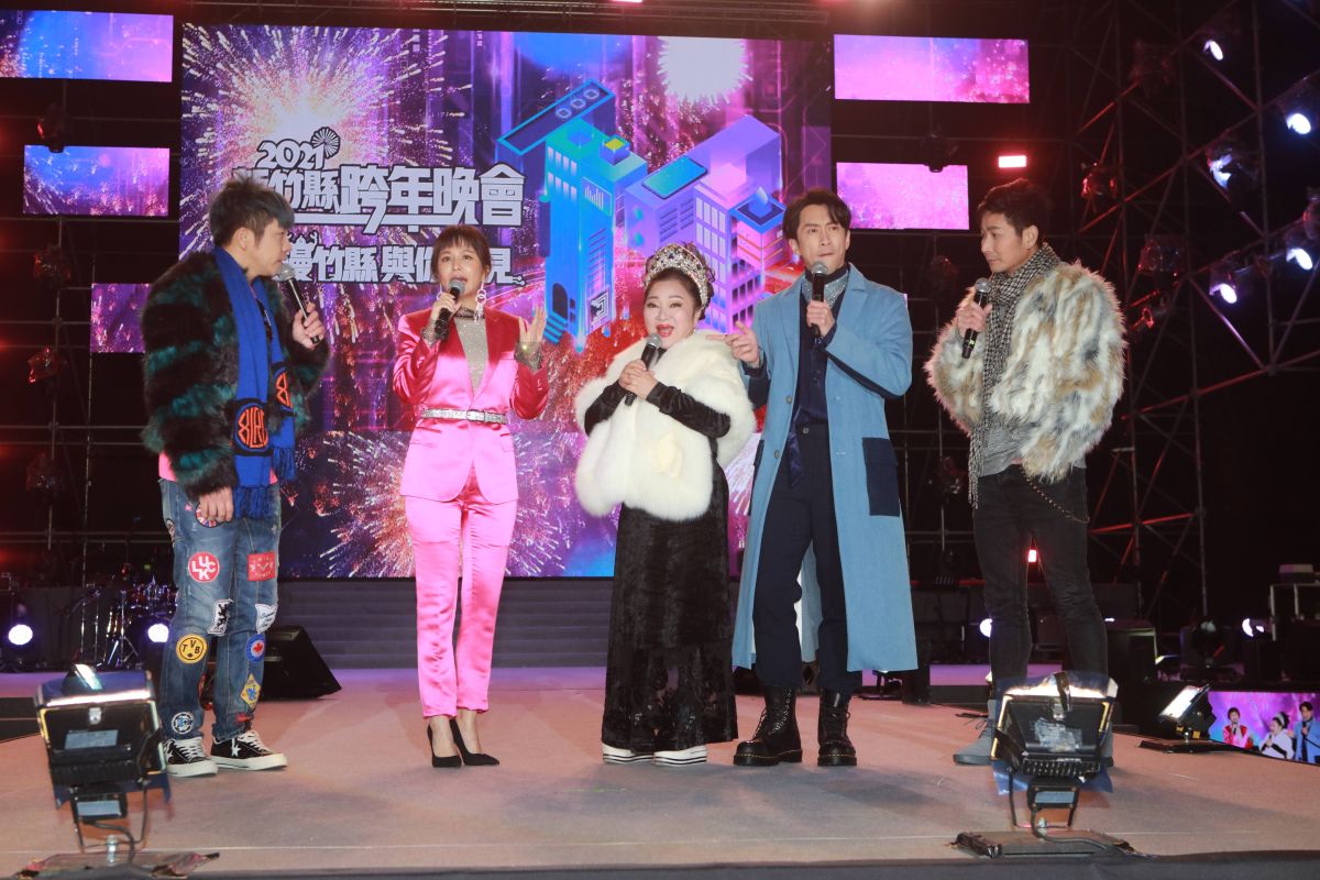 ▲東諺（左起）、吳怡霈、白冰冰、陳漢典、阿文主持新竹跨年晚會。（圖／中視提供）