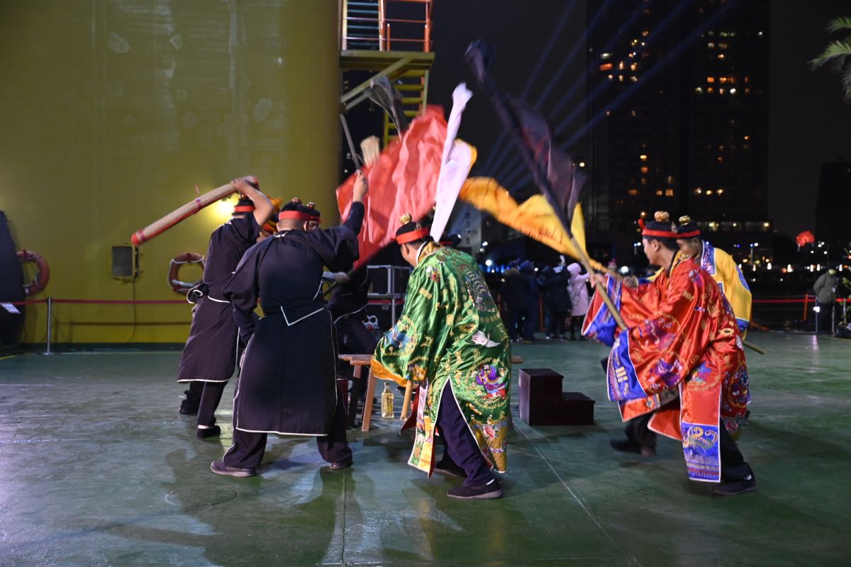 ▲和瘟押煞的傳統科儀、海上王船形象的展現，在港灣畔，屬於高雄、臺灣的溫暖能量，正為這世界誠心祈願著，祈願平安、祈願健康、祈願一個更好的世界。(圖／高市府提供)