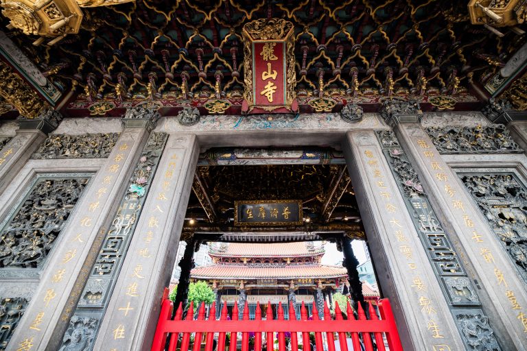 艋舺龍山寺的故事幾乎等同於了當地泉州三邑人的開墾歷史。（圖／剝皮寮歷史街區城西營運中心提供／特展平面攝影賴彥茹、徐佳鈴）