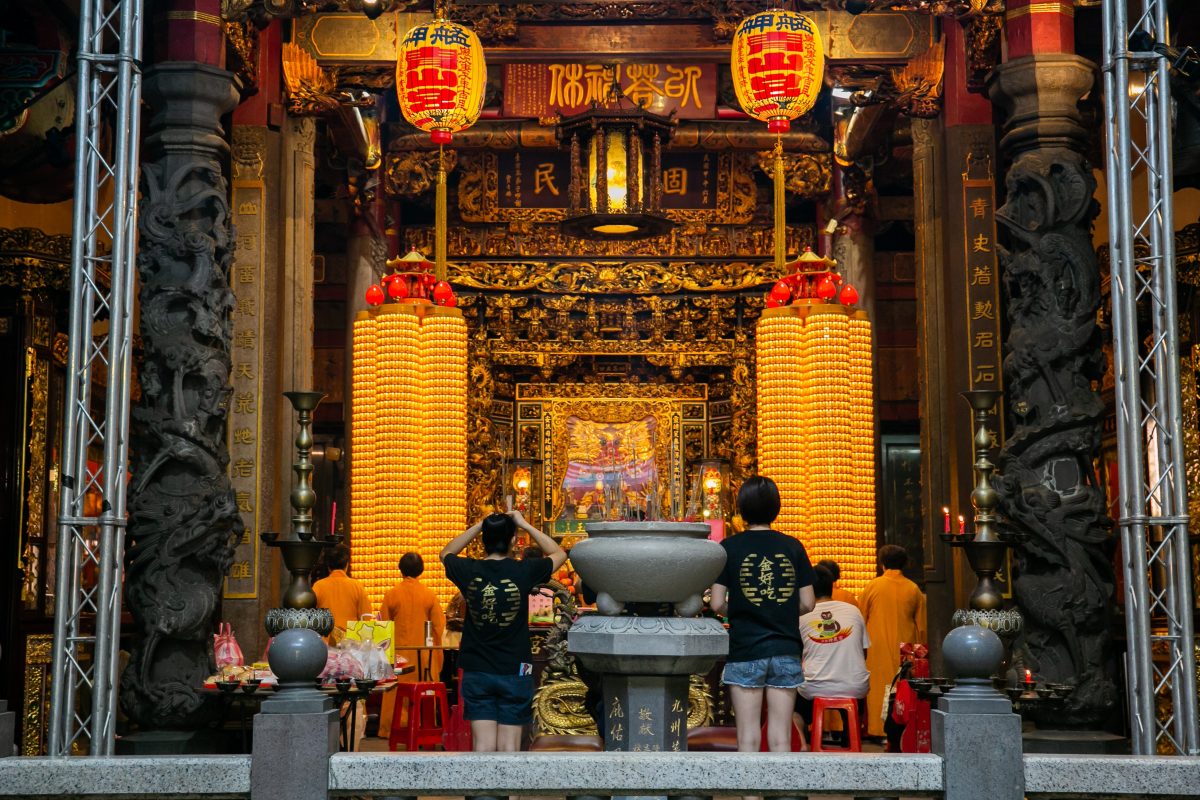 「艋舺青山宮」坐落於「台北第一街」貴陽街上，有著除瘟抗煞、鎮壓蟾蜍精的傳說故事。（圖／剝皮寮歷史街區城西營運中心提供／特展平面攝影賴彥茹、徐佳鈴）