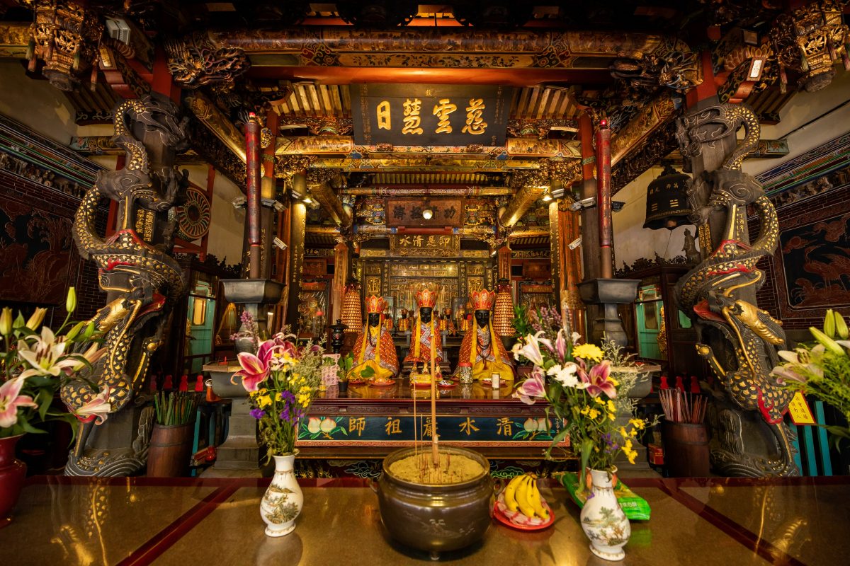 相傳只有特別靈驗的師爺才會在天災巨變前透過「落鼻」來警示信眾，而清水巖祖師廟正是全台少數供奉「落鼻祖師」的寺廟之一。 （圖／剝皮寮歷史街區城西營運中心提供／特展平面攝影賴彥茹、徐佳鈴）