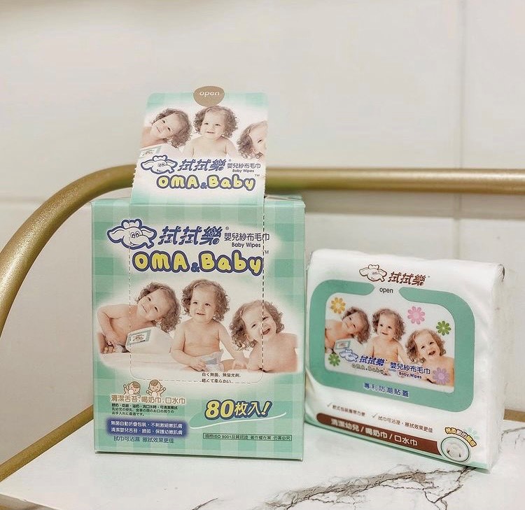 網紅媽媽「花花」也推薦了另一款育兒清潔神物「嬰兒紗布毛巾」，洗澡時拿來擦臉、擦嘴巴非常方便。（圖／IG @ flora_li_flora）