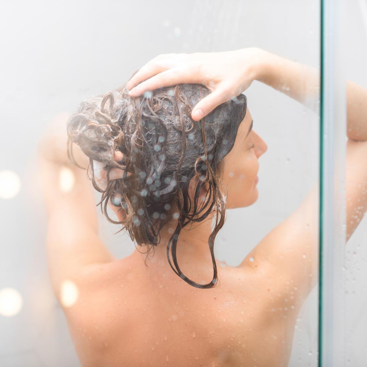 ▲NG行為:利用指甲用力搓洗,刮傷頭皮。(圖/Shutterstock)