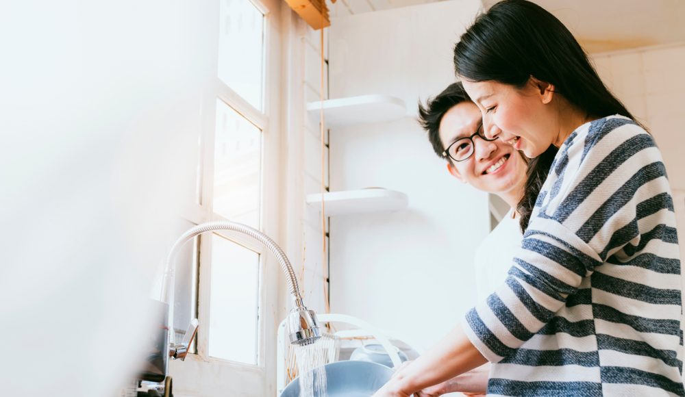  ▲過年期間去男友家拜訪吃飯時，到底要不要幫忙洗碗？（圖／Shutterstock）