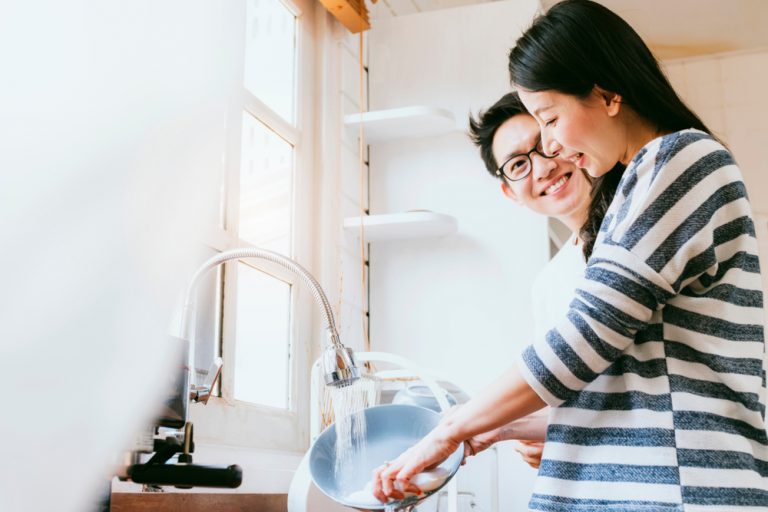  ▲過年期間去男友家拜訪吃飯時，到底要不要幫忙洗碗？（圖／Shutterstock）