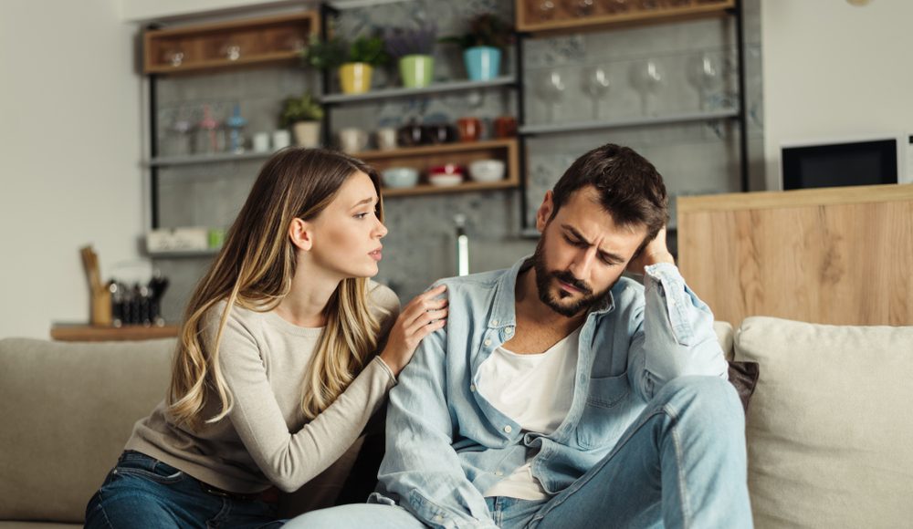 ▲在感情裡面感到不自在的時候，不管是放不下前任，或者對外人動了心，其實是無法好好的處理眼前的感情，更不可能正常理智的思考。（圖／Shutterstock）