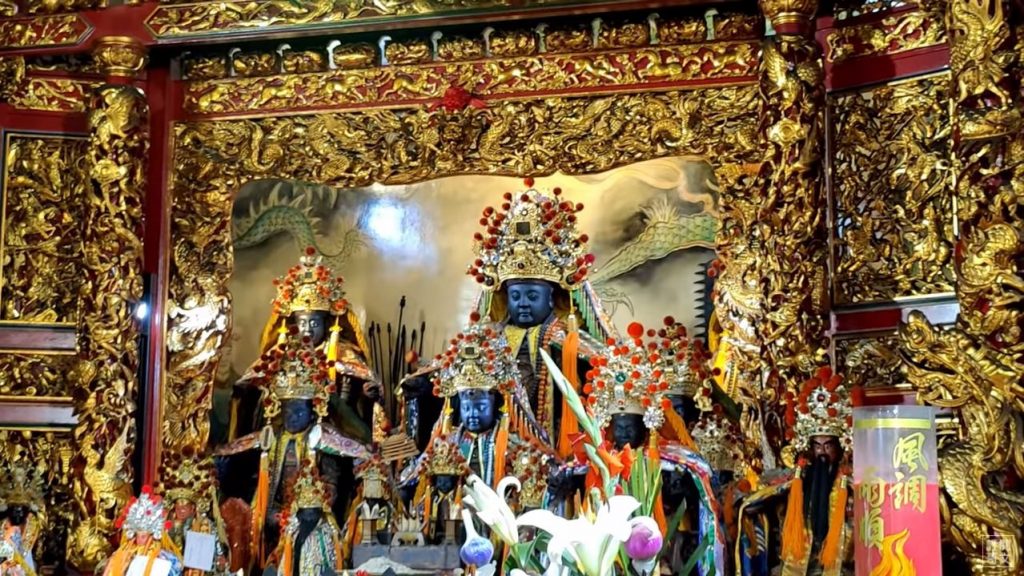 台南宮廟的密度讓眾多民眾大吃一驚，不管走到哪裡總能遇到廟，且都大有歷史。圖為南勢街西羅殿主神「廣澤尊王」。（圖／Youtube頻道【哥文】授權提供）