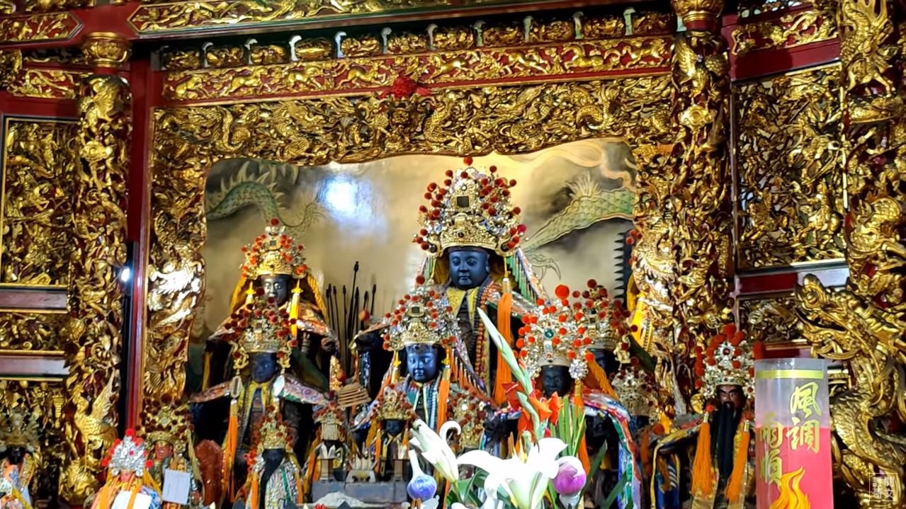 台南宮廟的密度讓眾多民眾大吃一驚,不管走到哪裡總能遇到廟,且都大有歷史。圖為南勢街西羅殿主神「廣澤尊王」。(圖/Youtube頻道【哥文】授權提供)
