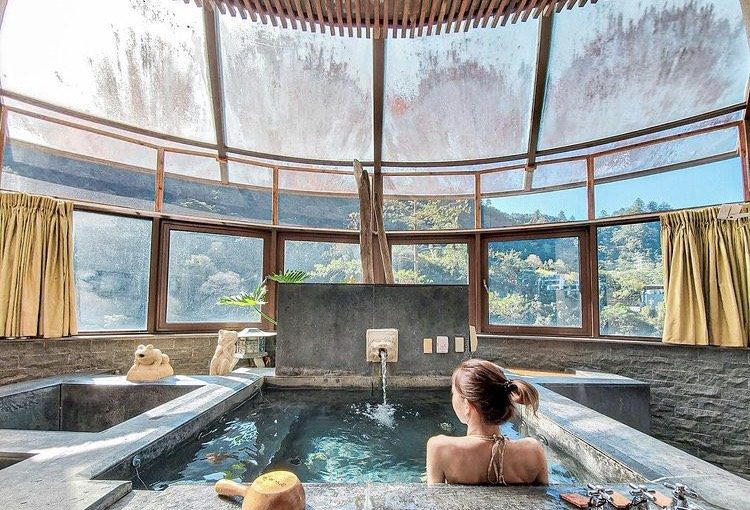 在大自然中泡湯！「峇里島風情」溫泉飯店　享受早晨陽光灑落的豪華浴池

