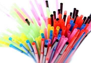 ▲可以利用吸管或是細水管，以虹吸原理把窗框中的水引進水桶之中。（示意圖／取自 Pixabay ）