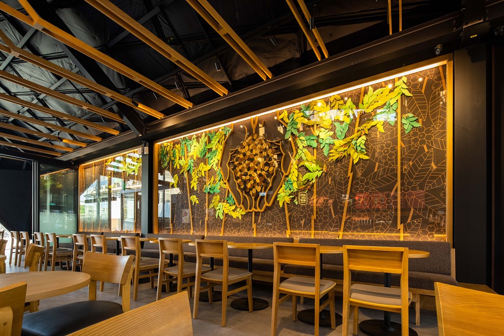 ▲門市內藝術牆面，更邀請北港當地的藝術家葉成豐合作，運用紙雕工藝手法，表現出星巴克的咖啡生長過程。 | Local artist Yeh Cheng-feng was invited to use paper sculptures to create the art wall in the store, depicting the growth process of Starbucks coffee. (Courtesy of Starbucks)