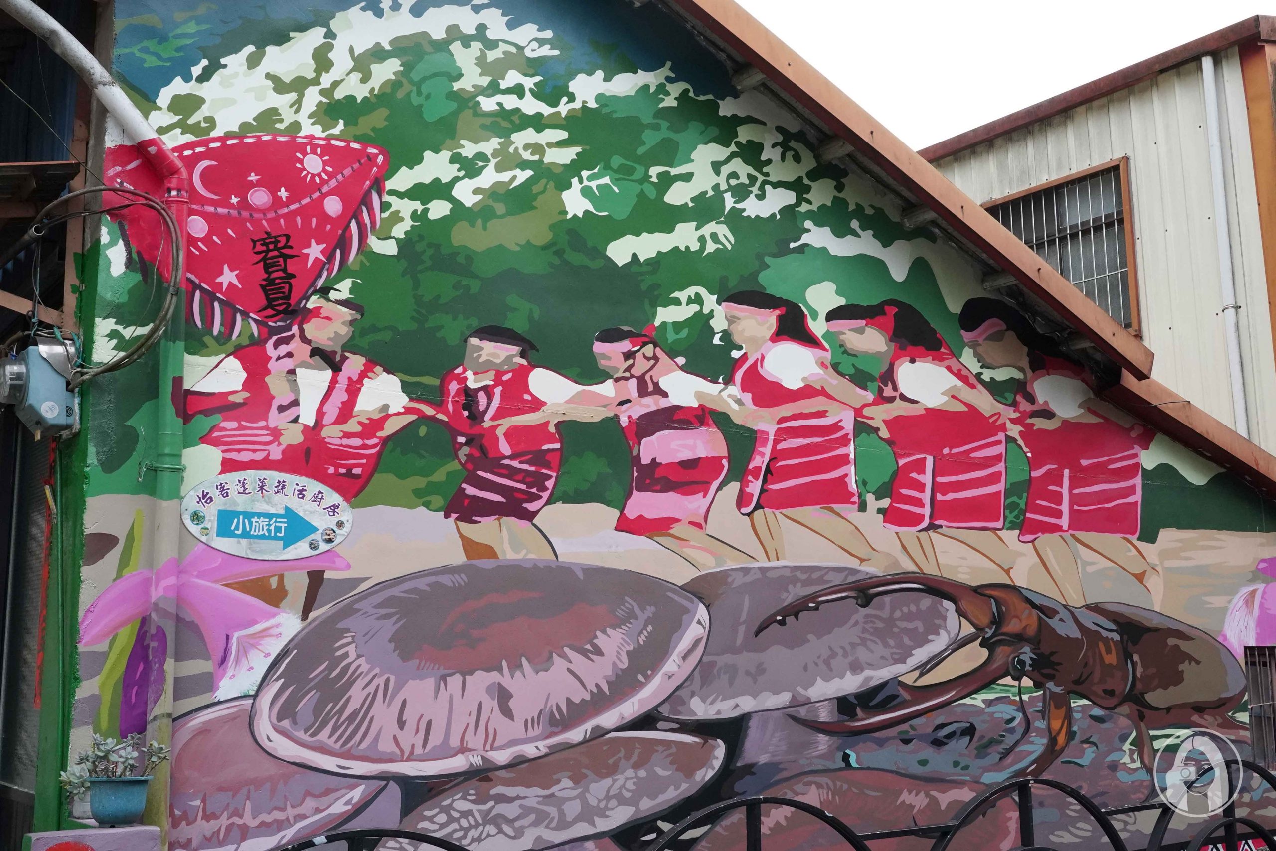 ▲走回停車場路上，意外看到好多幅大型壁畫，彩繪著台灣山林生態、賽夏族人故事等。（圖／說走就走! V歐妮旅行攝）