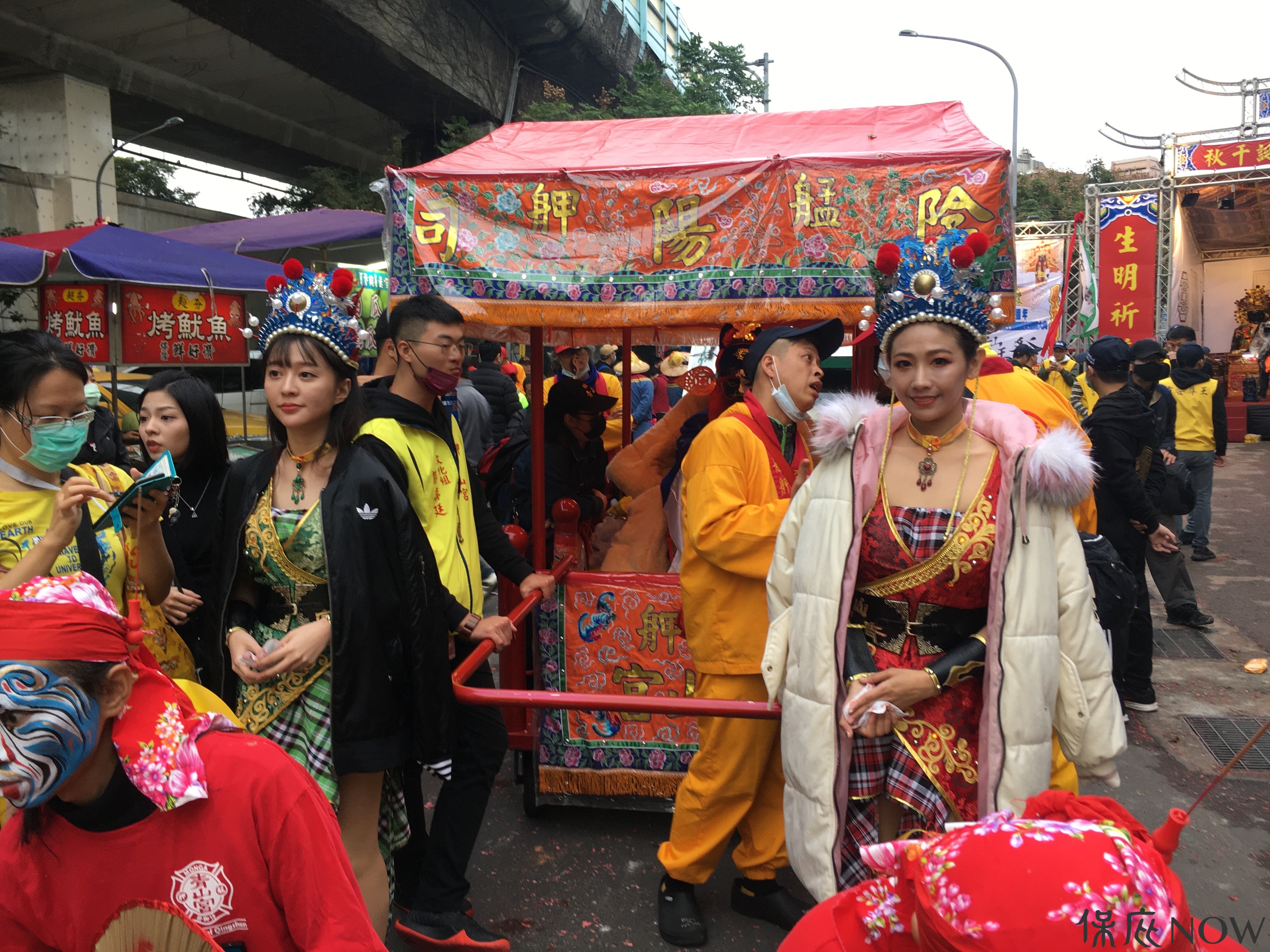 兩位由女性扮演的枷鎖二將成為青山王祭「嬌點」。（圖／記者黃彥昇攝）