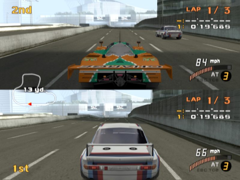 ▲雙人競賽模式畫面與一般賽車遊戲一樣切割成上下兩段進行，視野略為狹窄。
