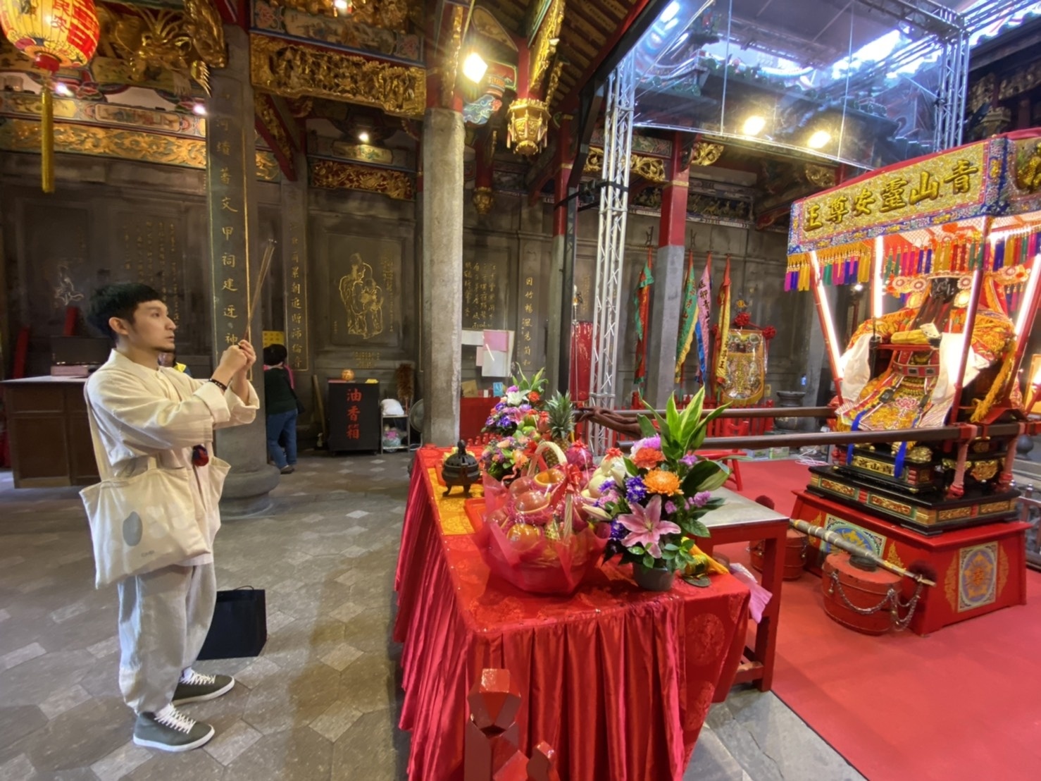 李育昇還專程跑了好幾趟青山宮，研究青山王的神袍風格和元素。（圖／文化總會提供）
