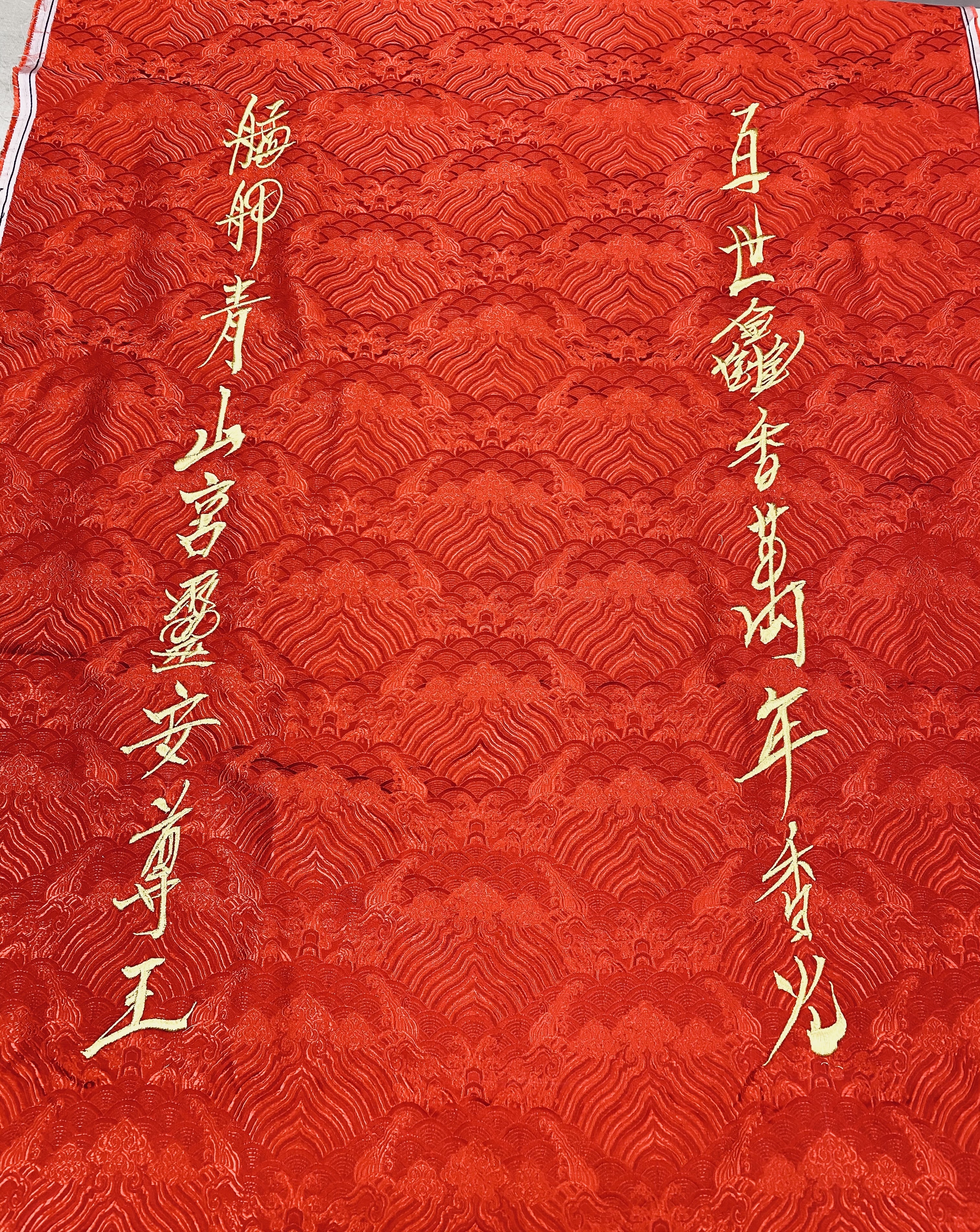 紅綾上的題字「百世鑫香萬年香火」、「艋舺青山宮靈安尊王」則是由現在相當火紅的新銳設計師小子（廖俊裕）親自揮毫。（圖／文總提供）