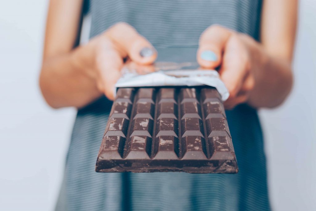 ▲零食可以改吃適量的黑巧克力。（圖／Shutterstock）