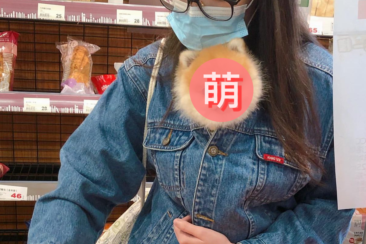 逛街中路人衣服「左右移動」，下一秒「毛毛大頭」驚喜探出！（圖／Instagram＠miffytinypom）