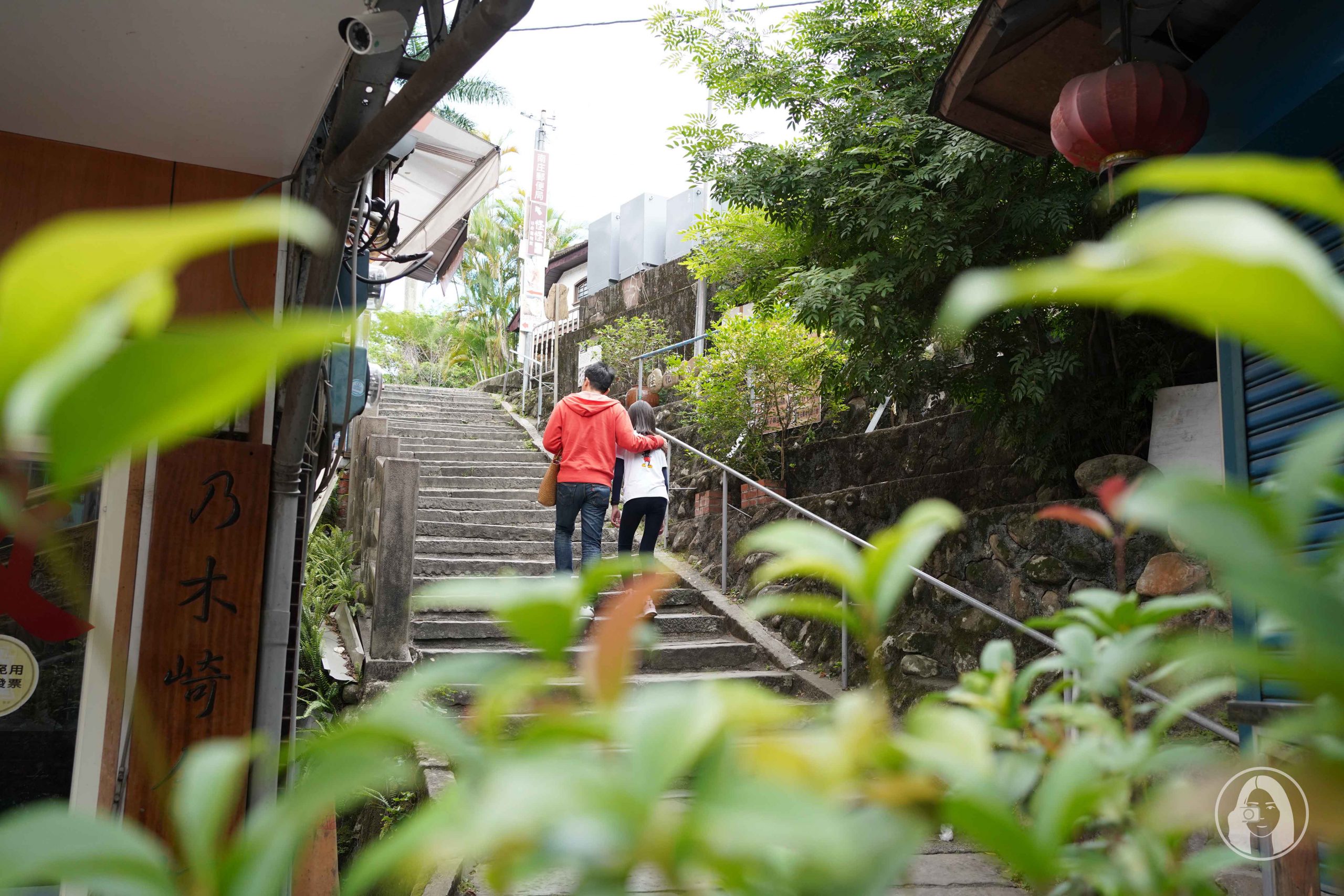 ▲緩坡上的百年郵局是老街上的招牌地標。（圖／說走就走! V歐妮旅行攝）