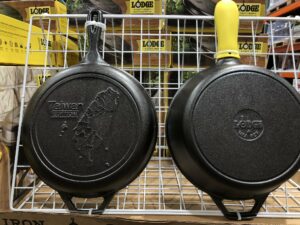 ▲A social media user recently shared on Twitter that she found “cast iron pans” featuring Taiwan’s map for sale at Costco in Taiwan, causing quite a stir among other social media users. (Screenshot from @trickytaipei<br />/Twitter)